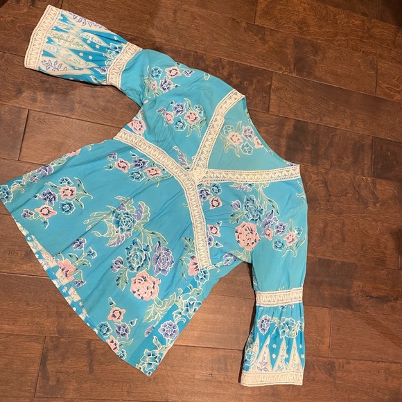 Tiffany blue bohemian top with bell sleeves. - Picture 2 of 7